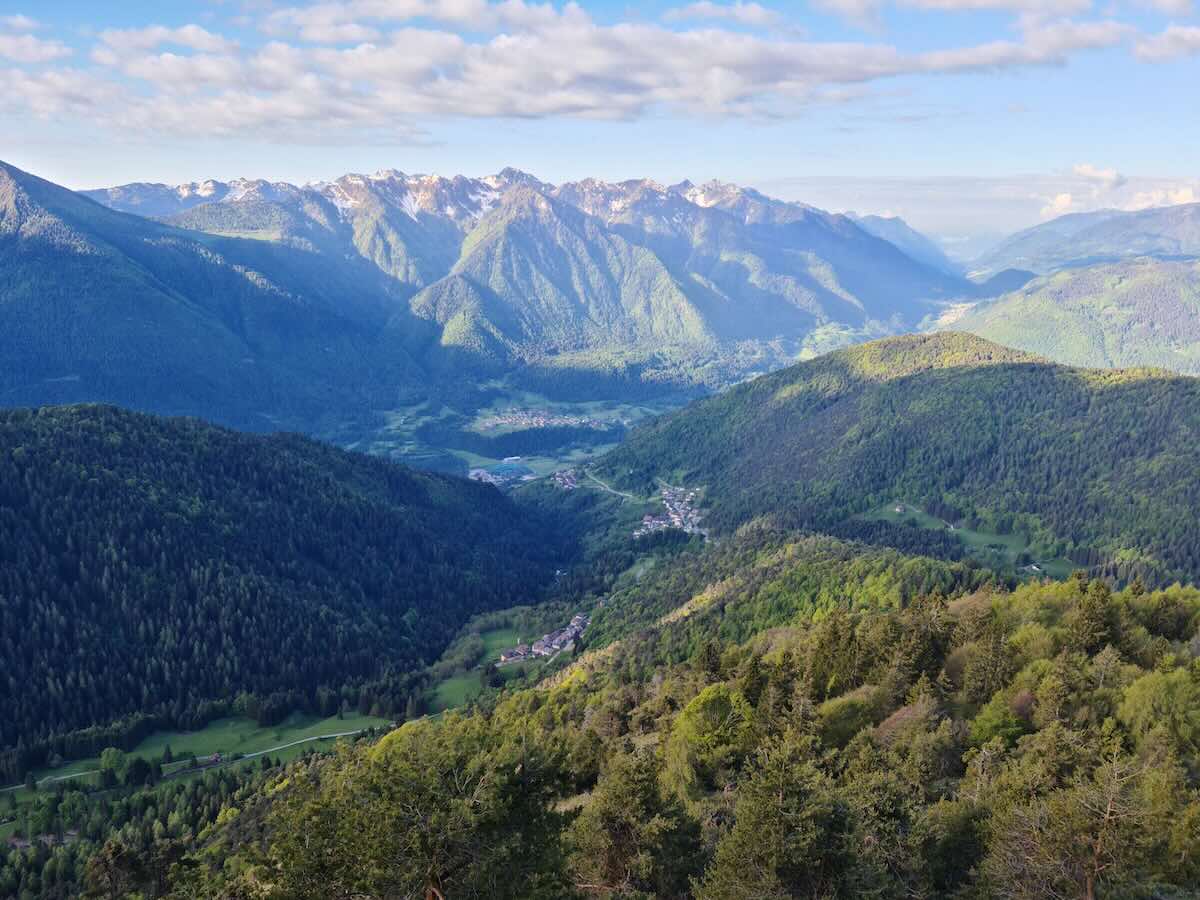 vista-panoramica-valle-parco-adamello-brenta-trentino-primavera